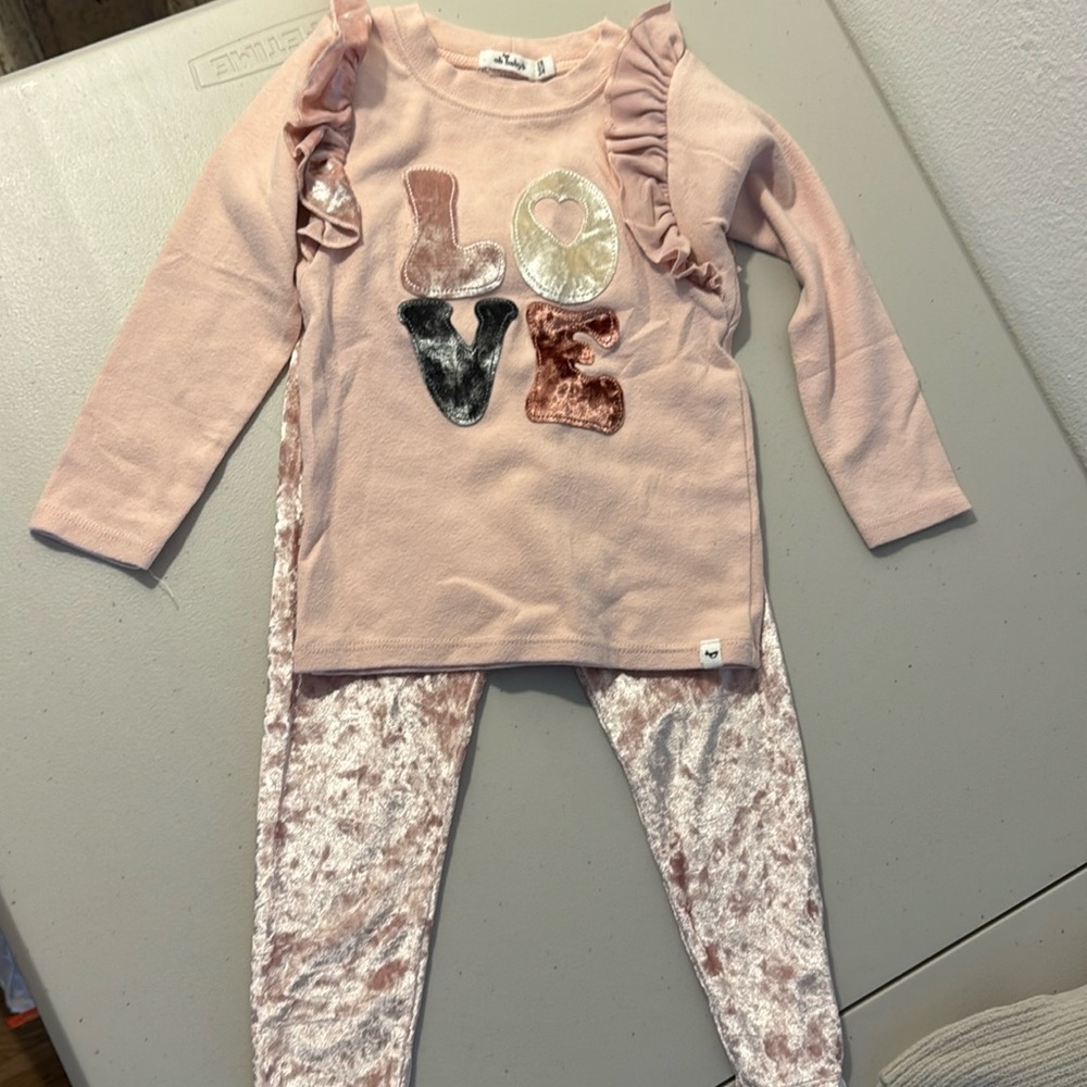 Oh baby matching set velvet pants and velvet LOVE patch letters. 18-24 months